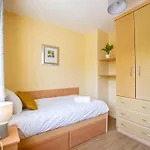 90 - Roomy Townhouse By Shortstays