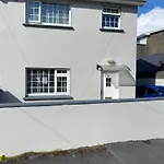 Cheerful 4 Bedroom Town House With Bbq,