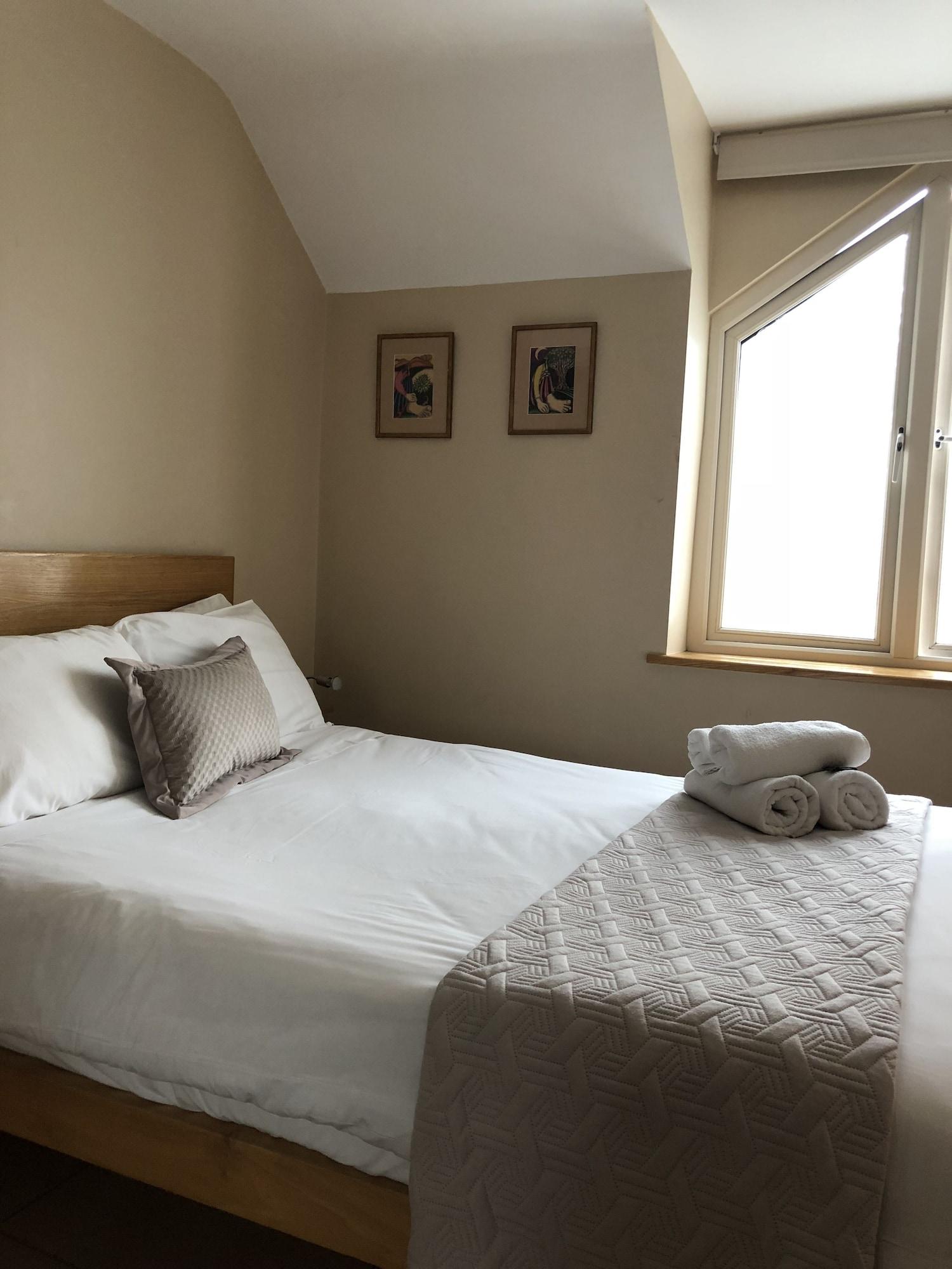 The Eyre Square Townhouse 3*