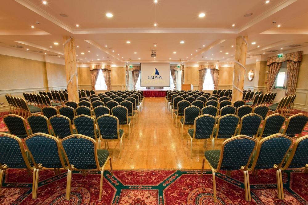Hotel Bay Conference & Leisure Centre 4*