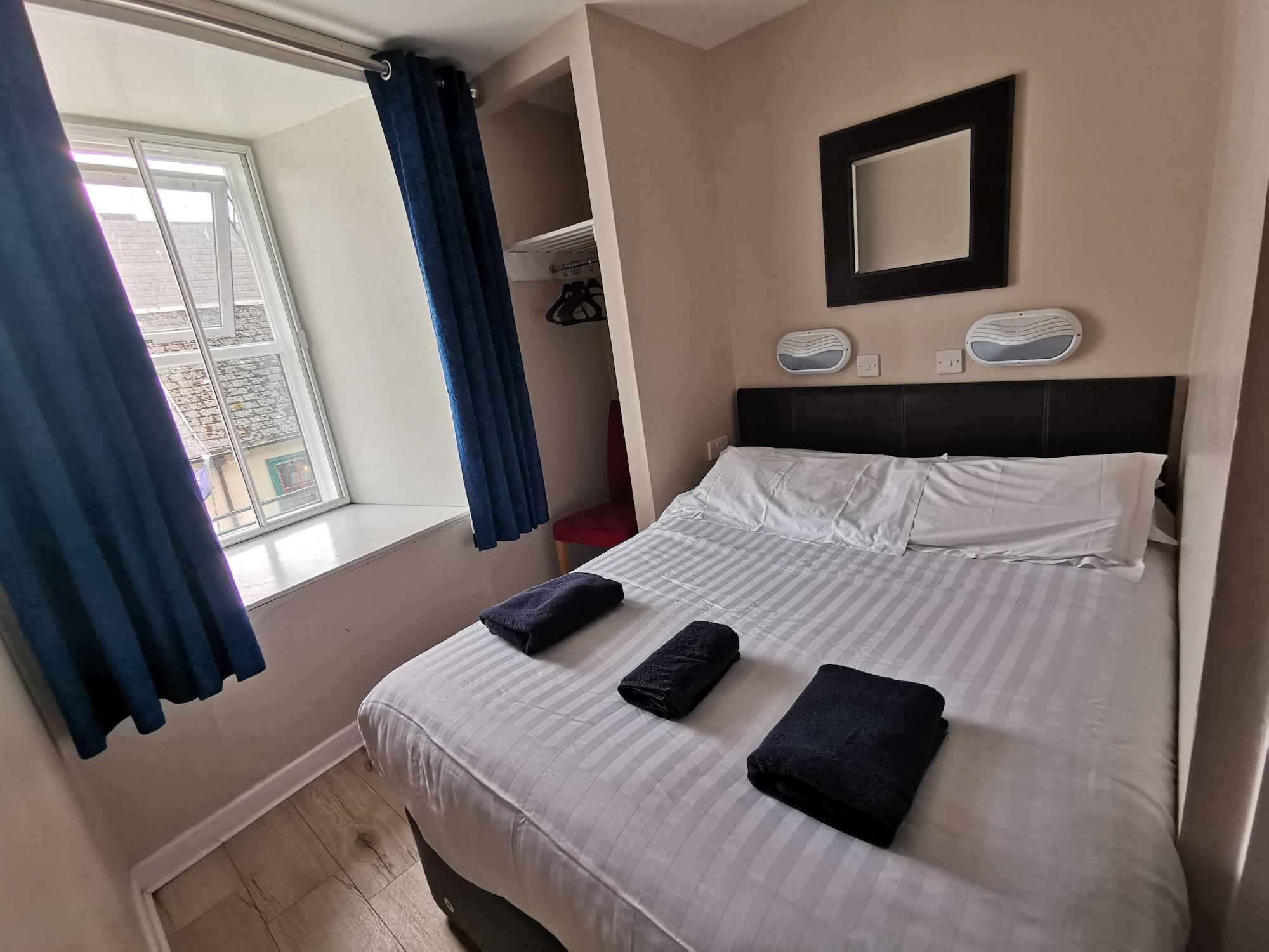 Hostel Snoozles Quay Street Tourist