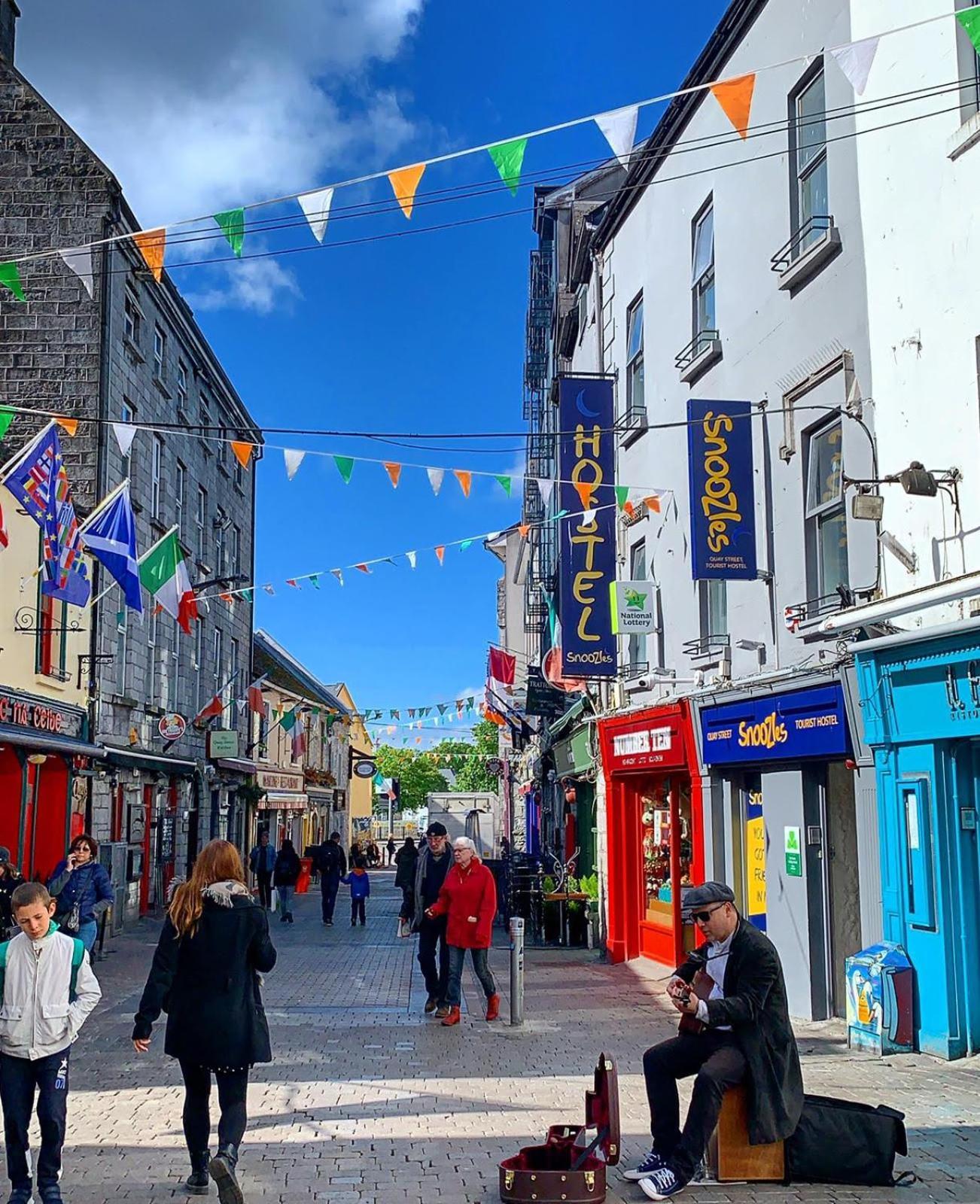 Hostel Snoozles Quay Street Tourist Galway