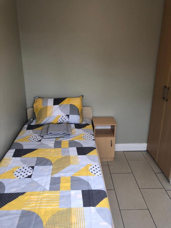 Cheerful 4 Bedroom Town House With Bbq, Holiday home *