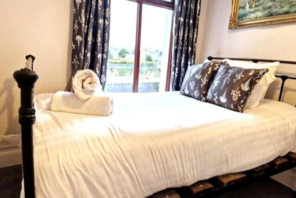 Apartment At Granny's, 4 Bed Terrace On Iconic Canal *