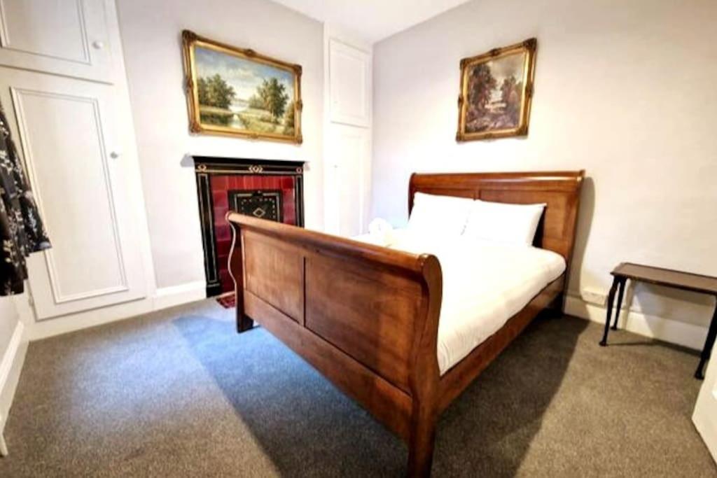 At Granny's, 4 Bed Terrace On Iconic Canal *