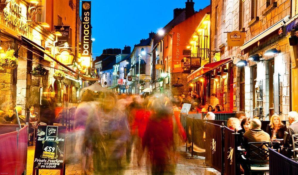 Hostel Snoozles Quay Street Tourist Galway