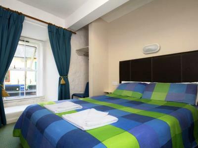 Hostel Snoozles Quay Street Tourist Galway