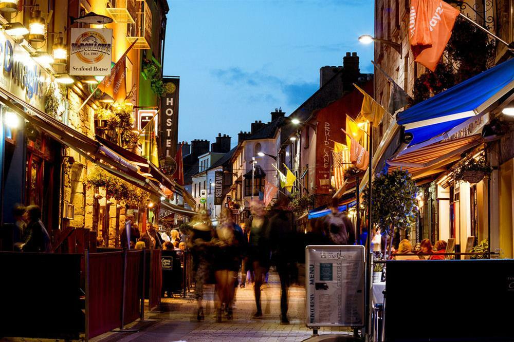 Snoozles Quay Street Tourist Hostel