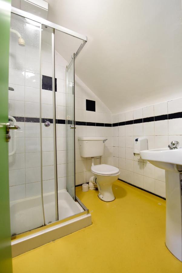 Hostel Snoozles Quay Street Tourist *