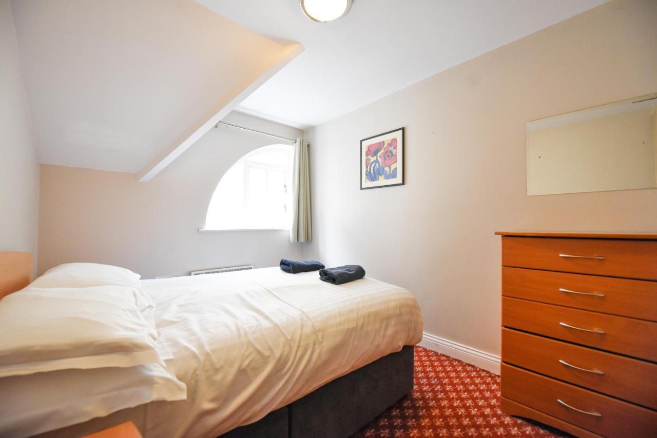 Snoozles Quay Street Tourist Hostel