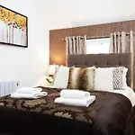 Luxury Cottage - City Center - Large Garden With Hot Tub -7 Bedrooms-4 Bathrooms