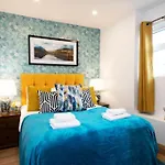 Luxury Cottage - City Center - Large Garden With Hot Tub -7 Bedrooms-4 Bathrooms