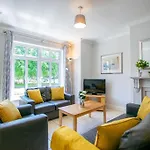 71 - Spacious Townhouse With Parking By Shortstays