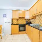 71 - Spacious Townhouse With Parking By Shortstays