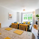 74 - 4 Bed Townhouse With Parking By Shortstays