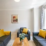 68 - Large Townhouse With Parking By Shortstays