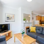 71 - Spacious Townhouse With Parking By Shortstays