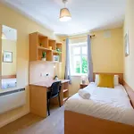 74 - 4 Bed Townhouse With Parking By Shortstays