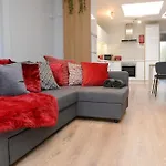 The Red Keep Fab Location - Two Bed - Two Bathrooms -Townhouse