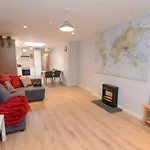 The Red Keep Fab Location - Two Bed - Two Bathrooms -Townhouse