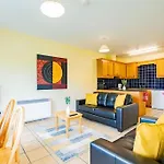 55 - Spacious Three Bed With Parking