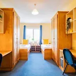55 - Spacious Three Bed With Parking