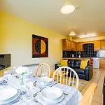 84 - Three Bed Apt By Shortstays