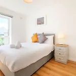 Stylish & Modern 6-Bed City Townhouse W/Parking