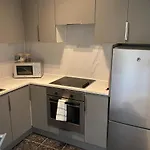 Modern And Spacious Apt6 - Sleeps 6 - Free Parking