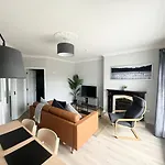 Modern And Spacious Apt6 - Sleeps 6 - Free Parking