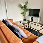 Modern And Spacious Apt6 - Sleeps 6 - Free Parking