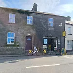 Clonbur House - Two Bedroom Village Apartment