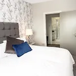 Designer Waterfront 3 Bedroom Exec Apartment
