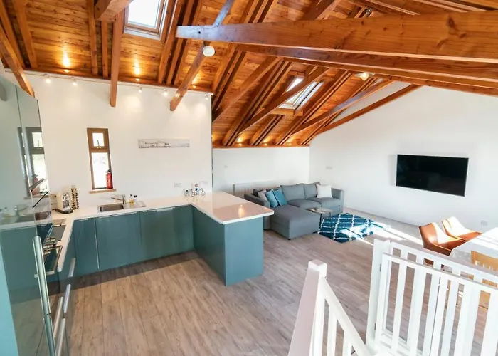 Stylish, Spacious Sea View House