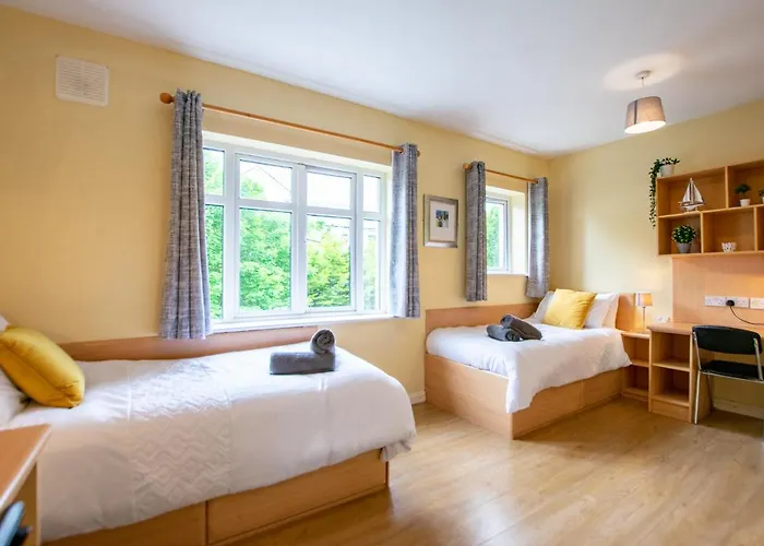 87 - 4 Bedroom Townhouse With Parking