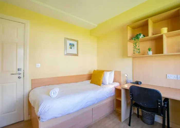 71 - Spacious Townhouse With Parking By Shortstays