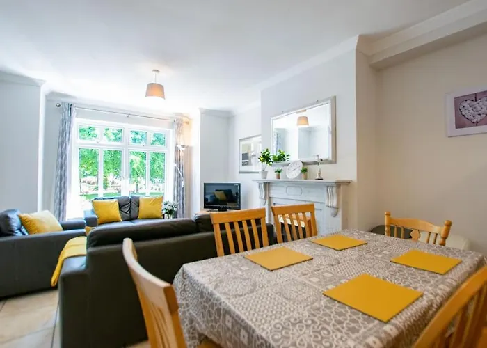 74 - 4 Bed Townhouse With Parking By Shortstays