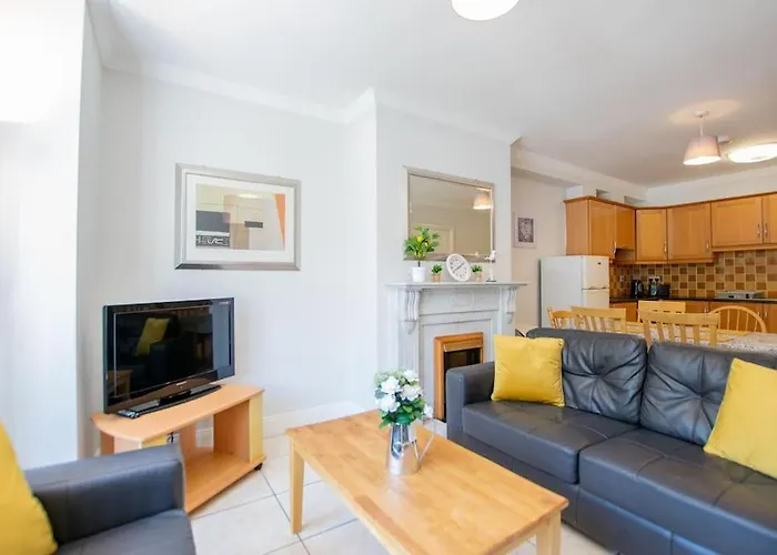 105 - Lovely Townhouse By Shortstays