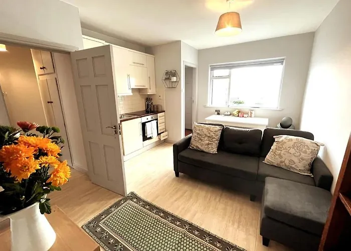 Centrally Located Two Bed Apartment - Sleeps Four