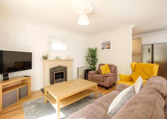 Stylish & Modern 6-Bed City Townhouse W/Parking