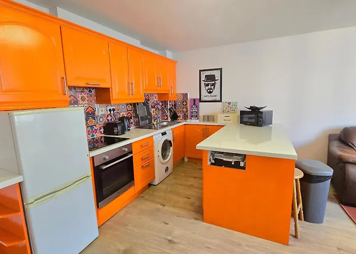 Colourful City Centre Hideaway, Sleeps 6