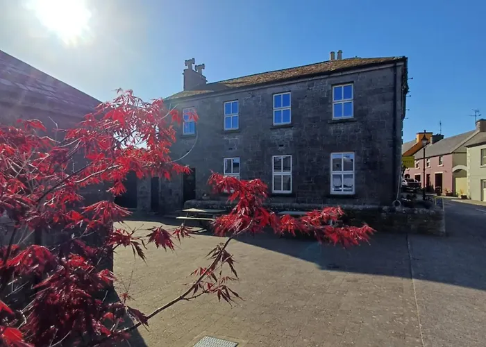 Clonbur House - Two Bedroom Village Apartment