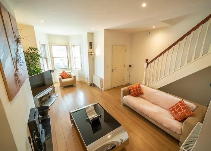 Stylish, Spacious 3 Bedroom Townhouse