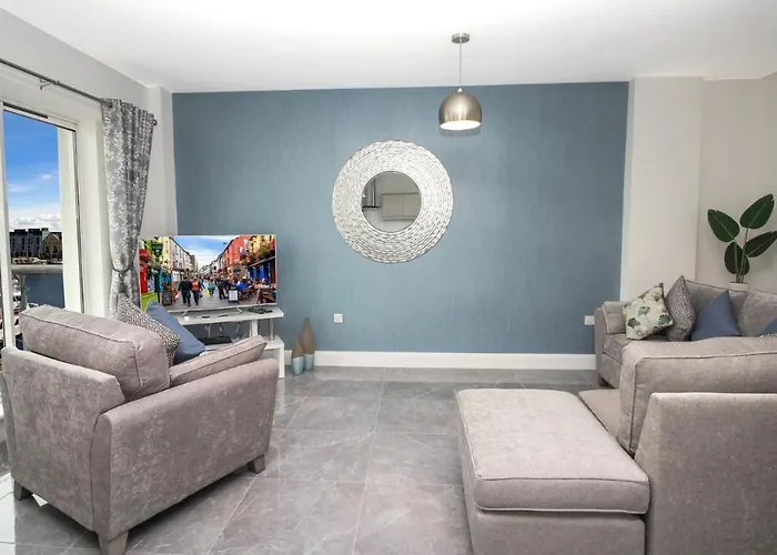 Designer Waterfront 3 Bedroom Exec Apartment