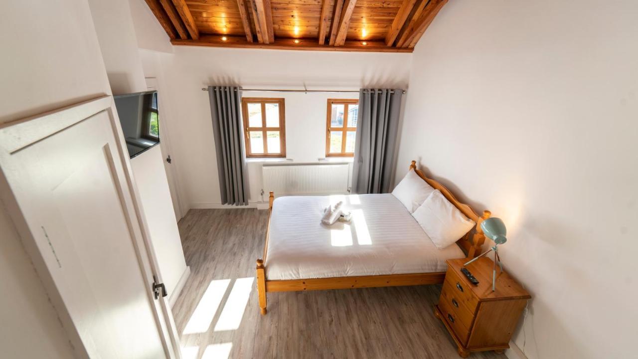 Stylish, Spacious Sea View House