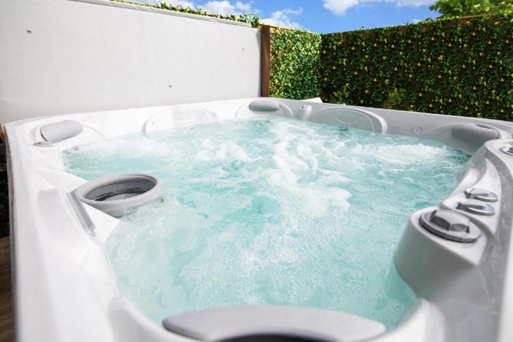 Luxury - Center - Large Garden With Hot Tub -7 Bedrooms-4 Bathrooms Apartment