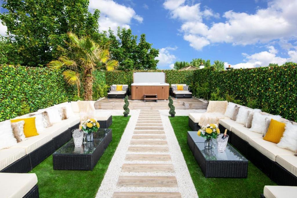 Luxury - Center - Large Garden With Hot Tub -7 Bedrooms-4 Bathrooms Apartment *