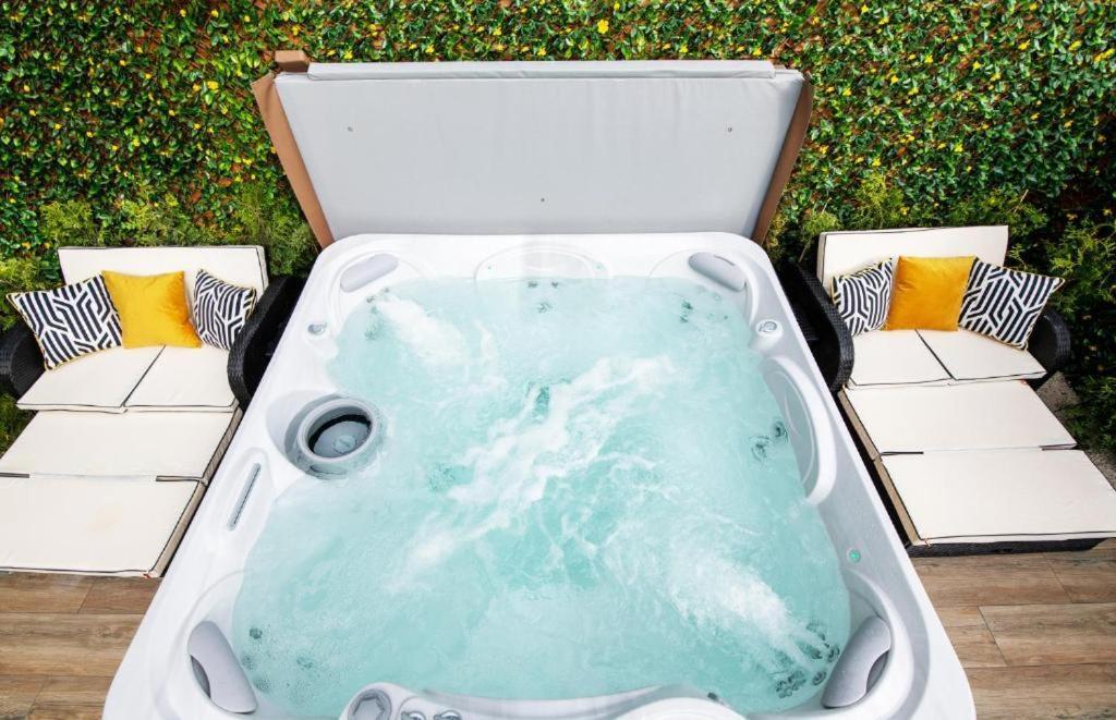 Luxury - Center - Large Garden With Hot Tub -7 Bedrooms-4 Bathrooms Apartment *