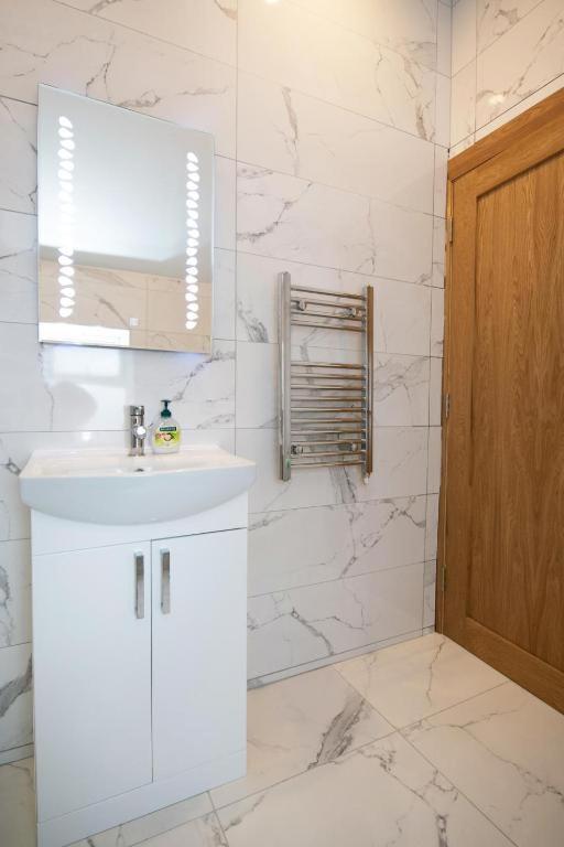 Apartment Luxury - Center - Large Garden With Hot Tub -7 Bedrooms-4 Bathrooms *