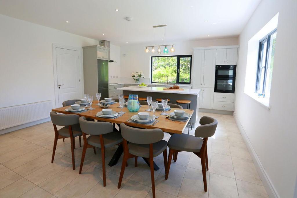 Villa Luxury 6 Bedroom Spiddal Villa, Jacuzzi, Balcony *